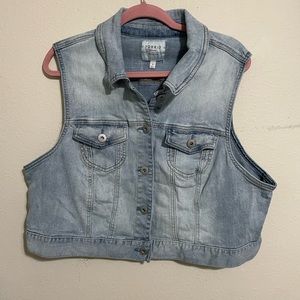 TORRID WOMEN'S LIGHT WASH BLUE SLEEVELESS CROPPED STRETCHY DENIM VEST Sz 2